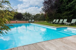 Piscine extérieure, chaises longues