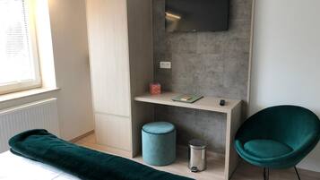 Zimmersafe, Schreibtisch, Verdunkelungsvorhänge, schallisolierte Zimmer