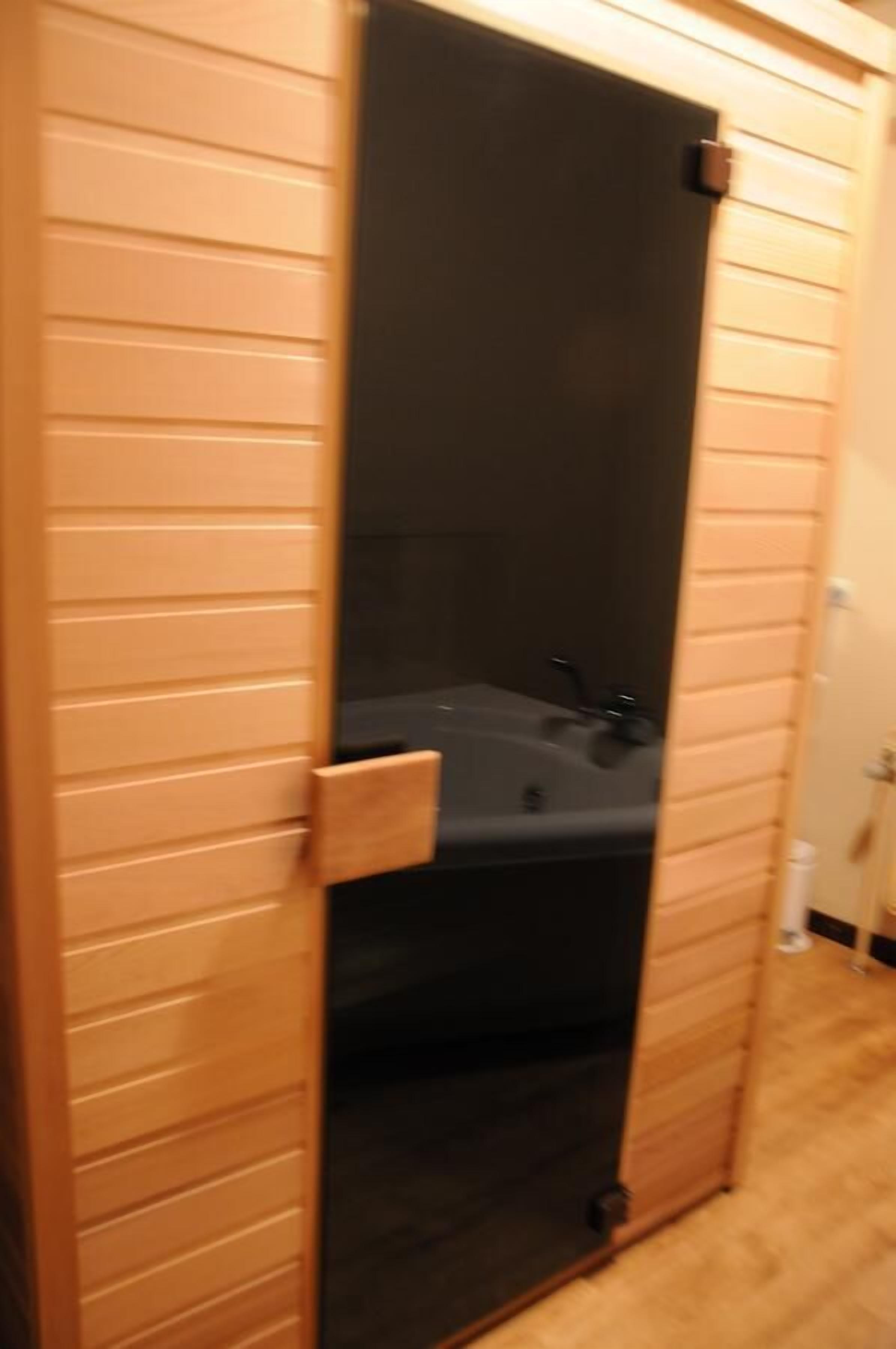 Un baño con lavamanos y espejo.