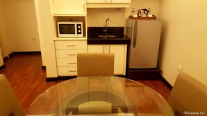 Una cocina compacta con microondas, lavabo y refrigerador.