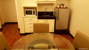 Studio Suite | Living area | Flat-screen TV - LPL Suites Greenbelt (Makati)