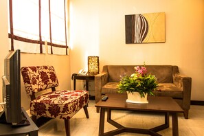 Quadruple Room | Living room | Flat-screen TV - LPL Suites Greenbelt (Makati)