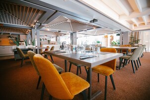 Serviço de café da manhã, almoço, jantar; vistas para a piscina