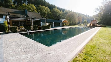 Een binnenzwembad, een seizoensgebonden buitenzwembad en ligstoelen