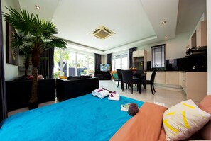 Villa exclusive, 2 chambres, piscine privée, vue sur la piscine | Aire de séjour | Téléviseur à écran plat, lecteur de DVD