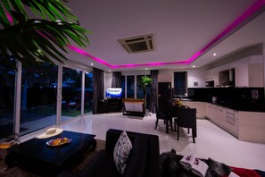 Vila Eksklusif, 2 kamar tidur, kolam renang pribadi, pemandangan kolam renang | 2 kamar tidur, seprai premium, brankas, dan didekorasi berbeda-beda