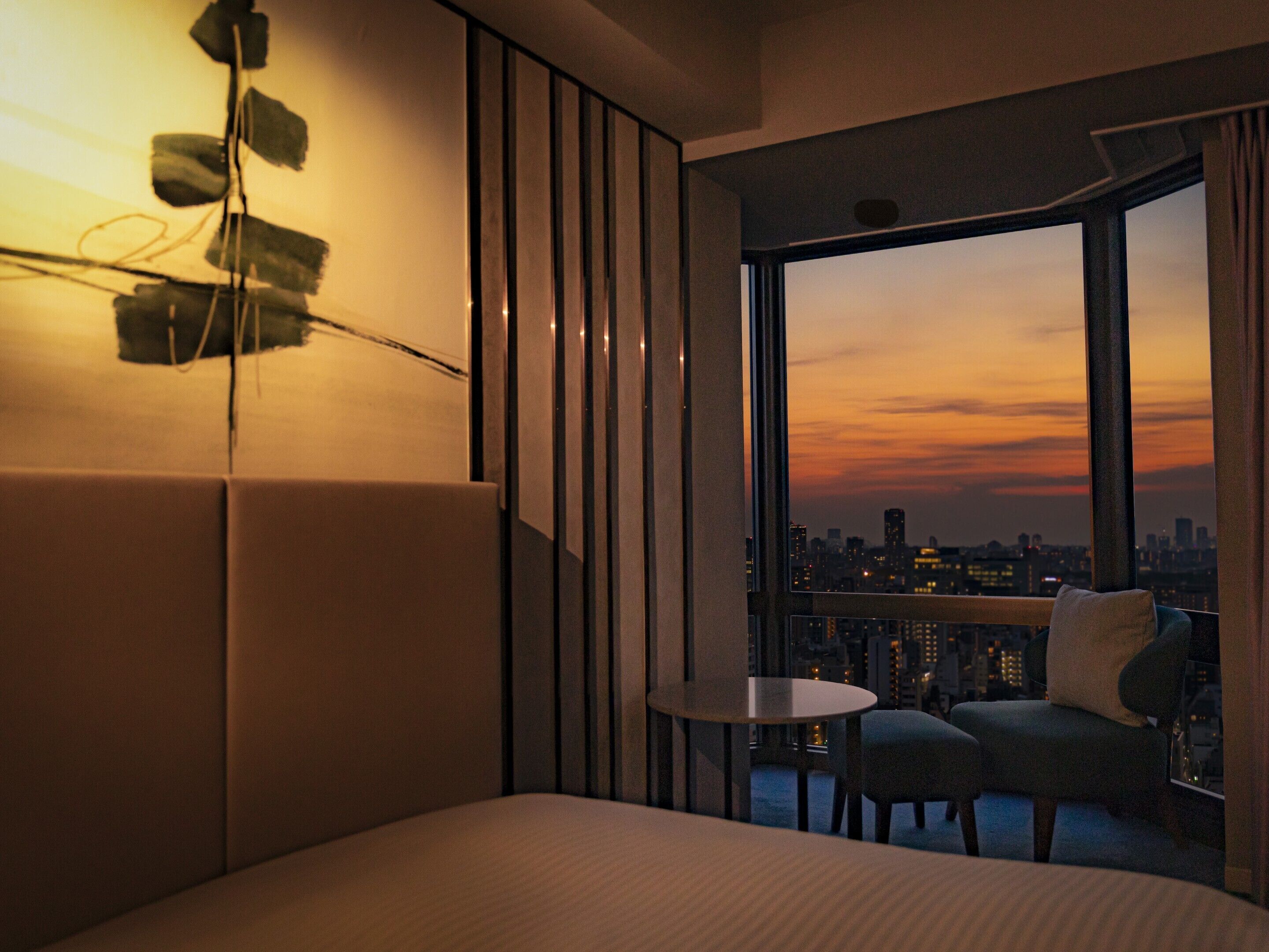 セーフティボックス (室内)、デスク、遮光カーテン、防音設備