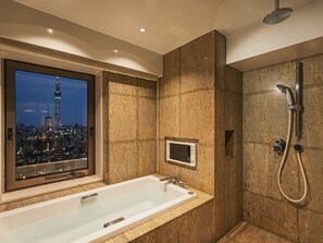 Combined shower/tub, free toiletries, hair dryer, slippers - Asakusa View Hotel (Tokyo)