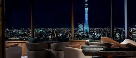 2 bars/lounges