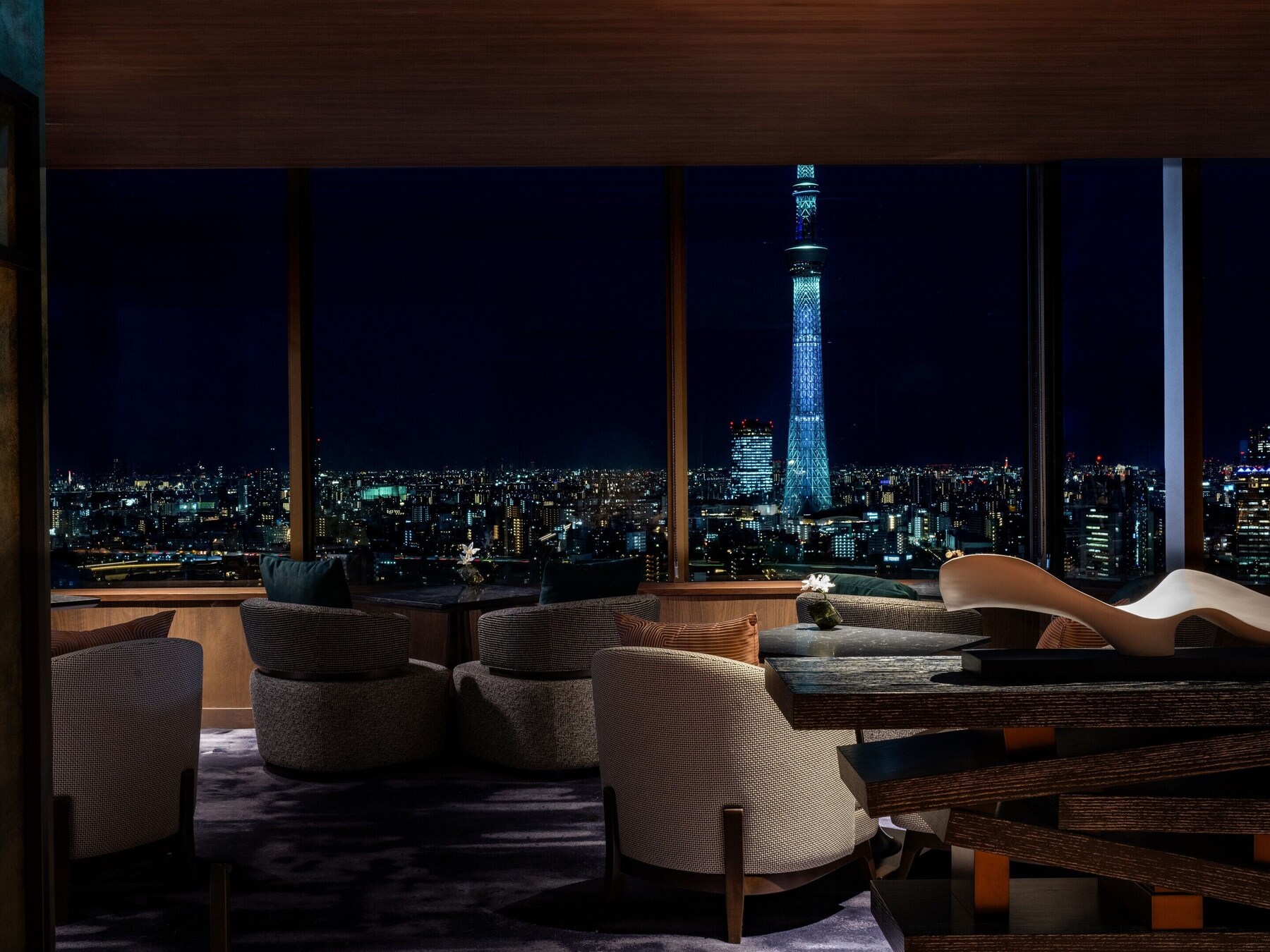 2 bars/lounges
