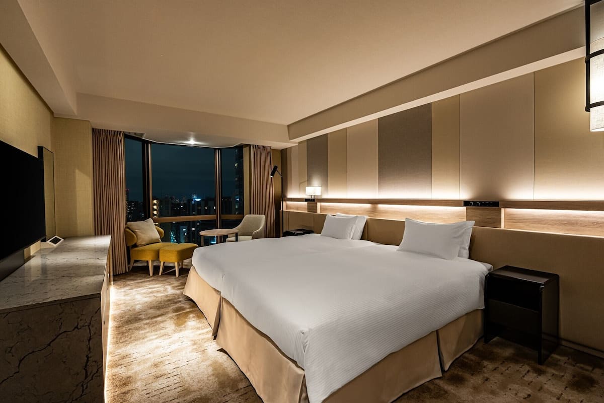 Standard Twin with City Side | In-room safe, desk, blackout drapes, soundproofing
