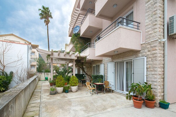 Front of property - Apartments Holiday (Petrovac)