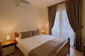 1 Schlafzimmer, Schreibtisch, schallisolierte Zimmer