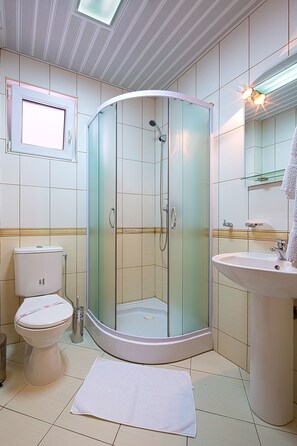 Shower, free toiletries, hair dryer, slippers - Apartments Holiday (Petrovac)