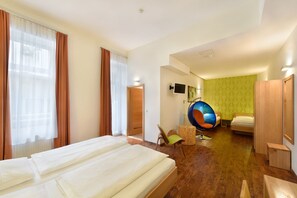 Classic Quadruple Room | Living area | Flat-screen TV - Hotel Mocca (Vienna)
