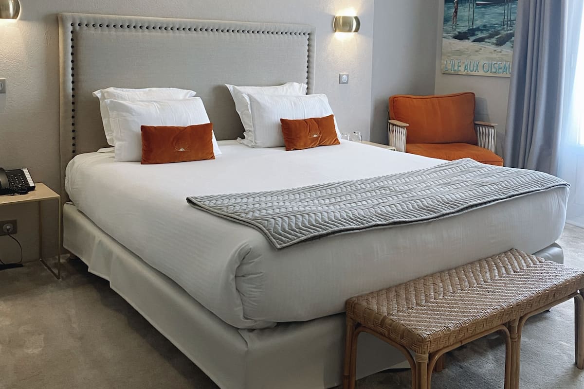 Double Room, Sea View | In-room safe, individually decorated, individually furnished, desk