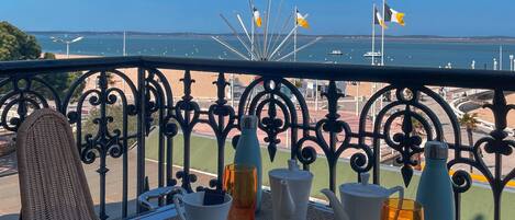 Doppelzimmer, Meerblick | Zimmersafe, individuell dekoriert, individuell eingerichtet