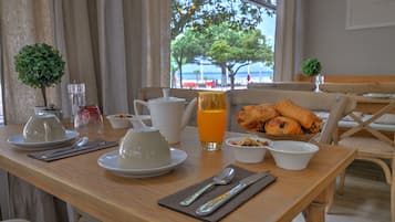 Päivittäinen buffetaamiainen (15 EUR per henkilö)