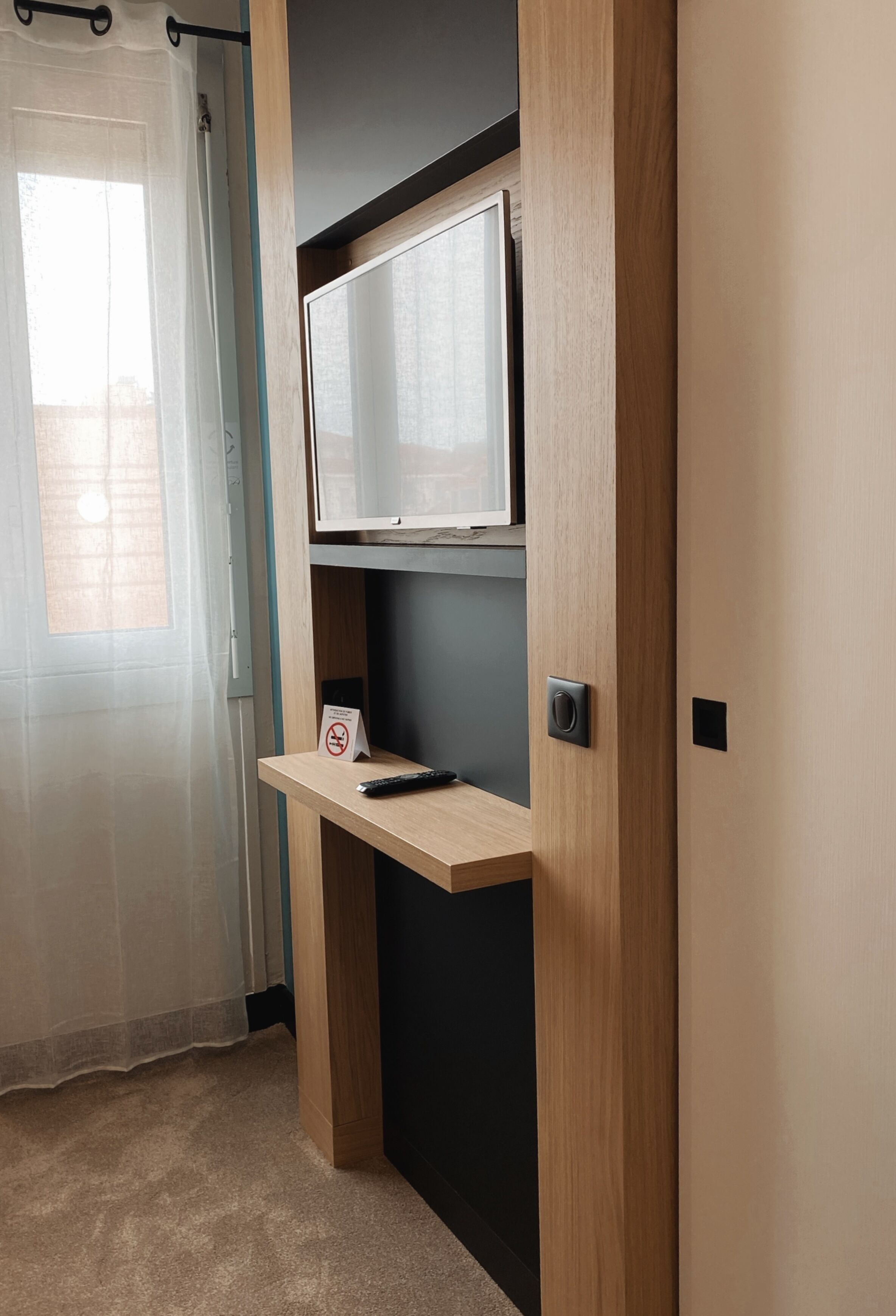 economy double room | in-room safe, individually decorated, individually furnished, desk