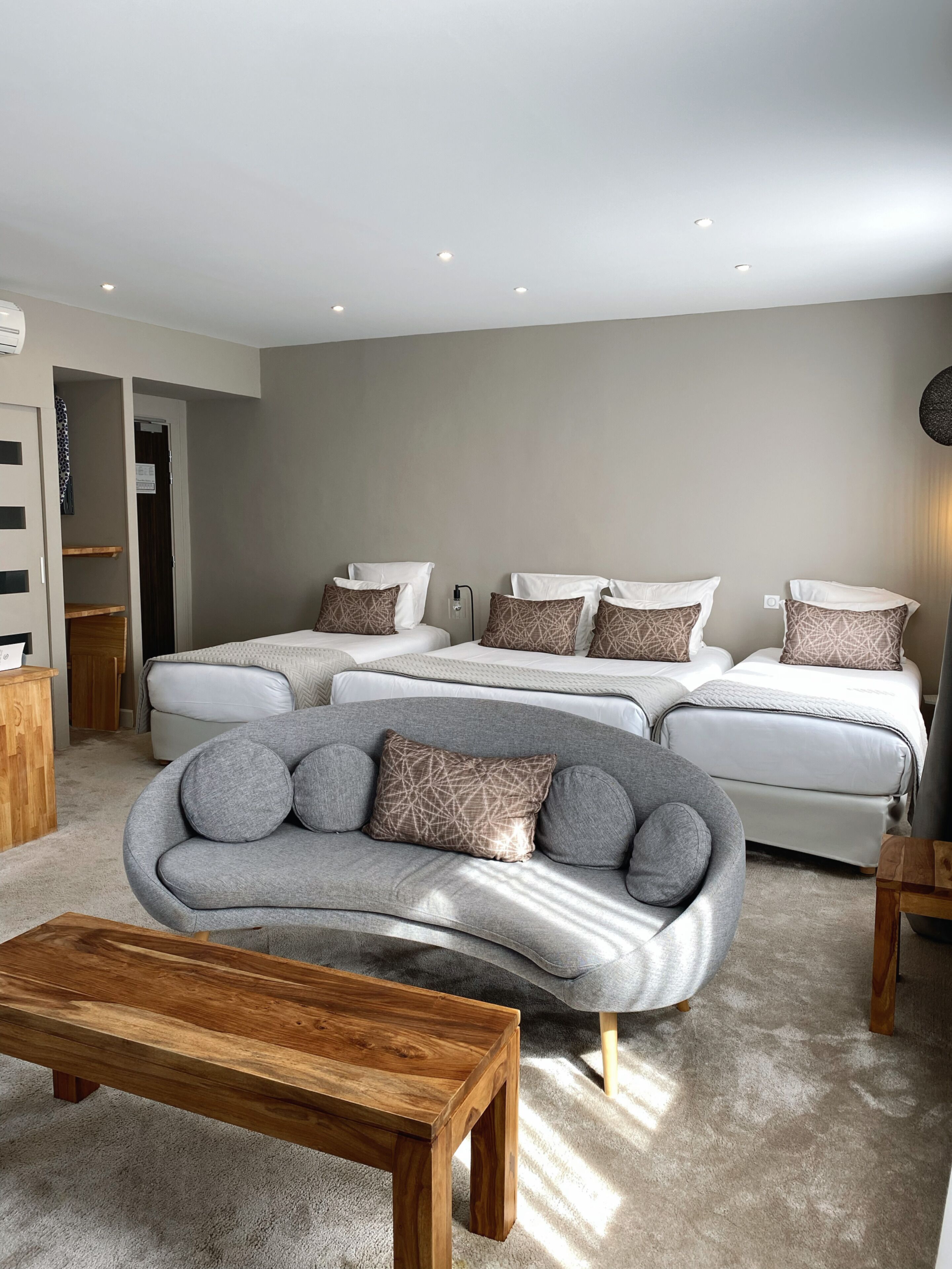 quadruple room | in-room safe, individually decorated, individually furnished, desk