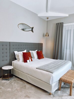 주니어룸 | 객실 내 금고, 각각 다른 스타일의 인테리어, 각각 다르게 가구 비치, 책상