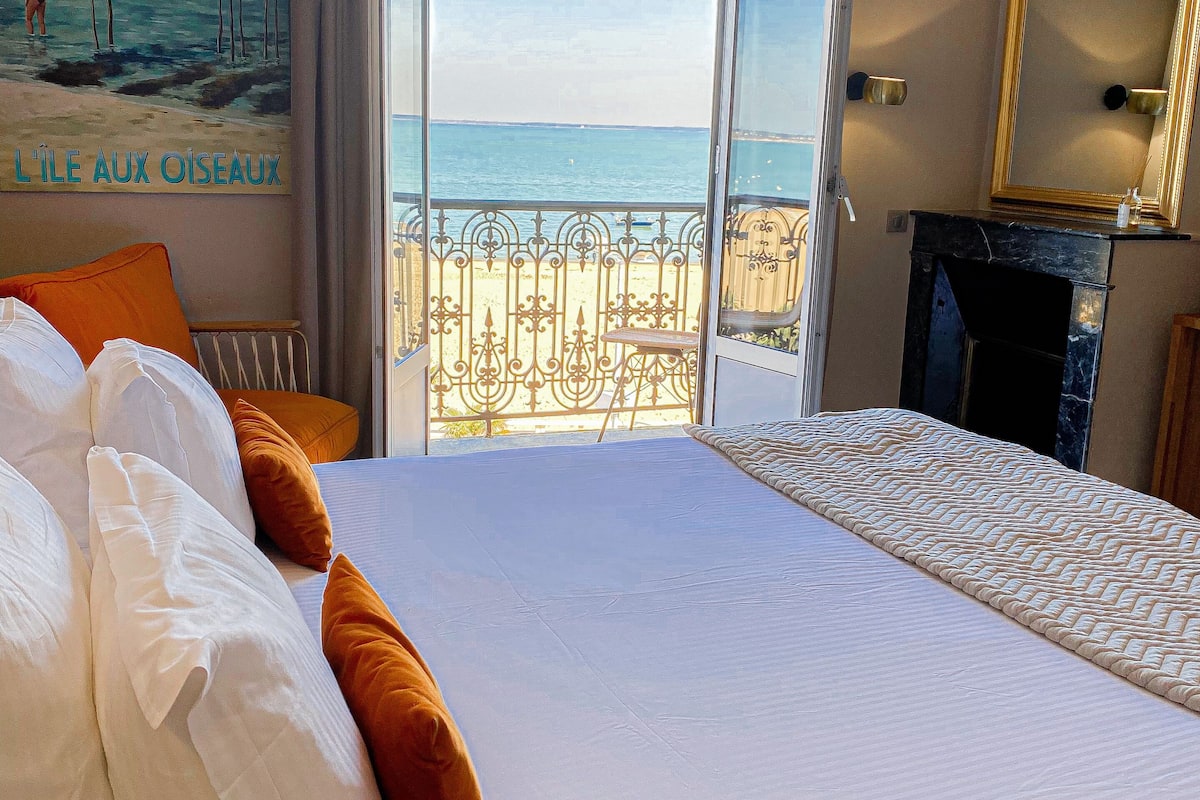 double room, sea view | in-room safe, individually decorated, individually furnished, desk