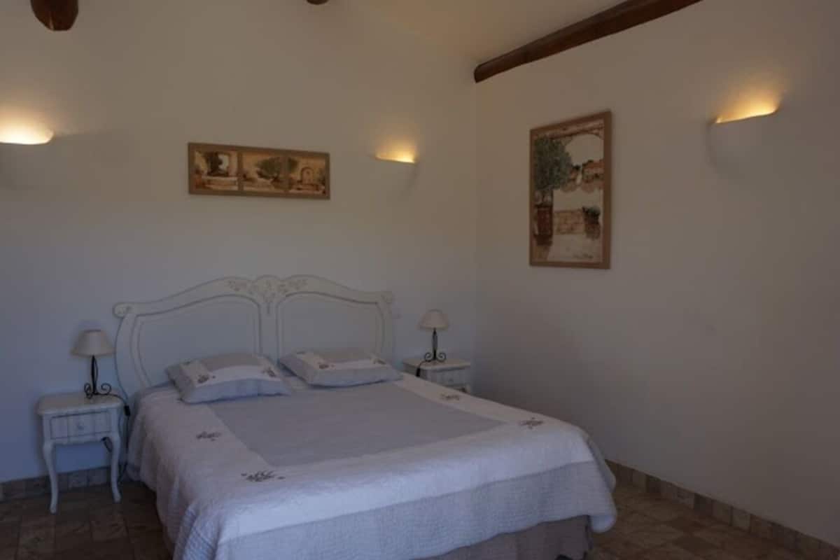 Suite, salle de bains privée (les oliviers)