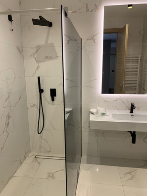 Dusche, kostenlose Toilettenartikel, Haartrockner, Handtücher