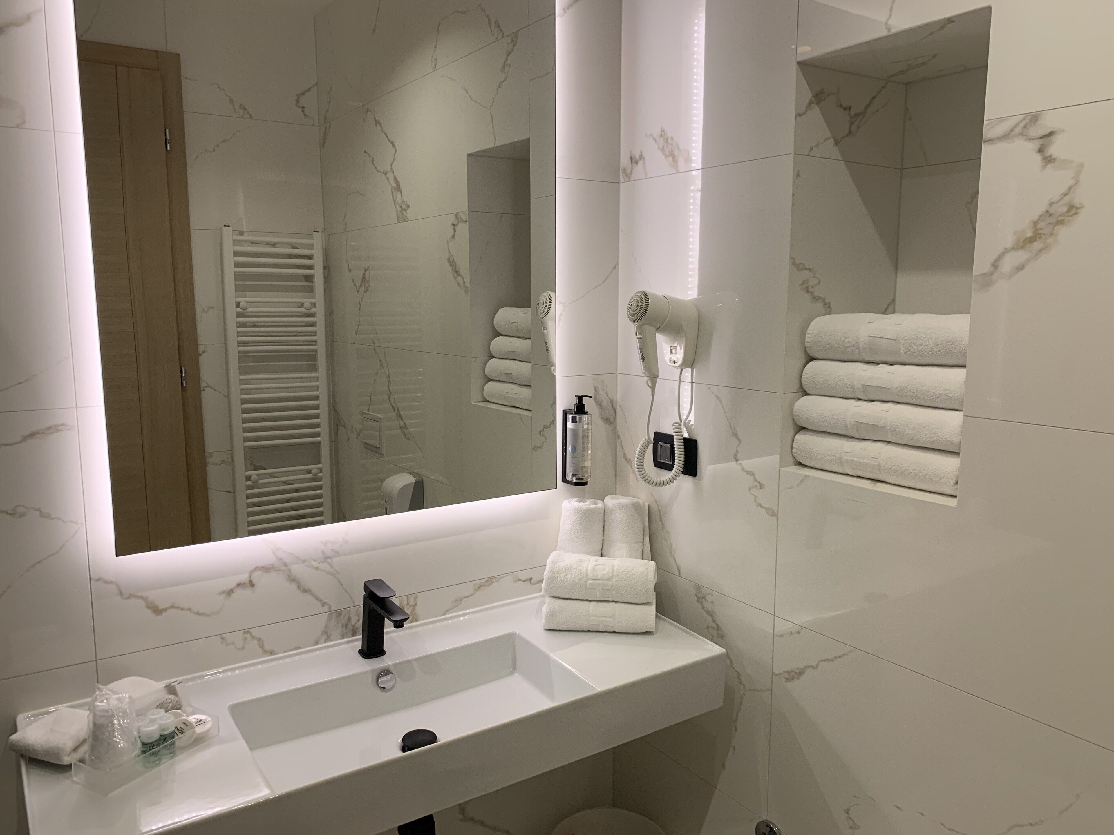 shower, free toiletries, hair dryer, towels