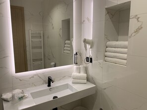 Dusj, toalettartikler (inkludert), hårføner og håndklær