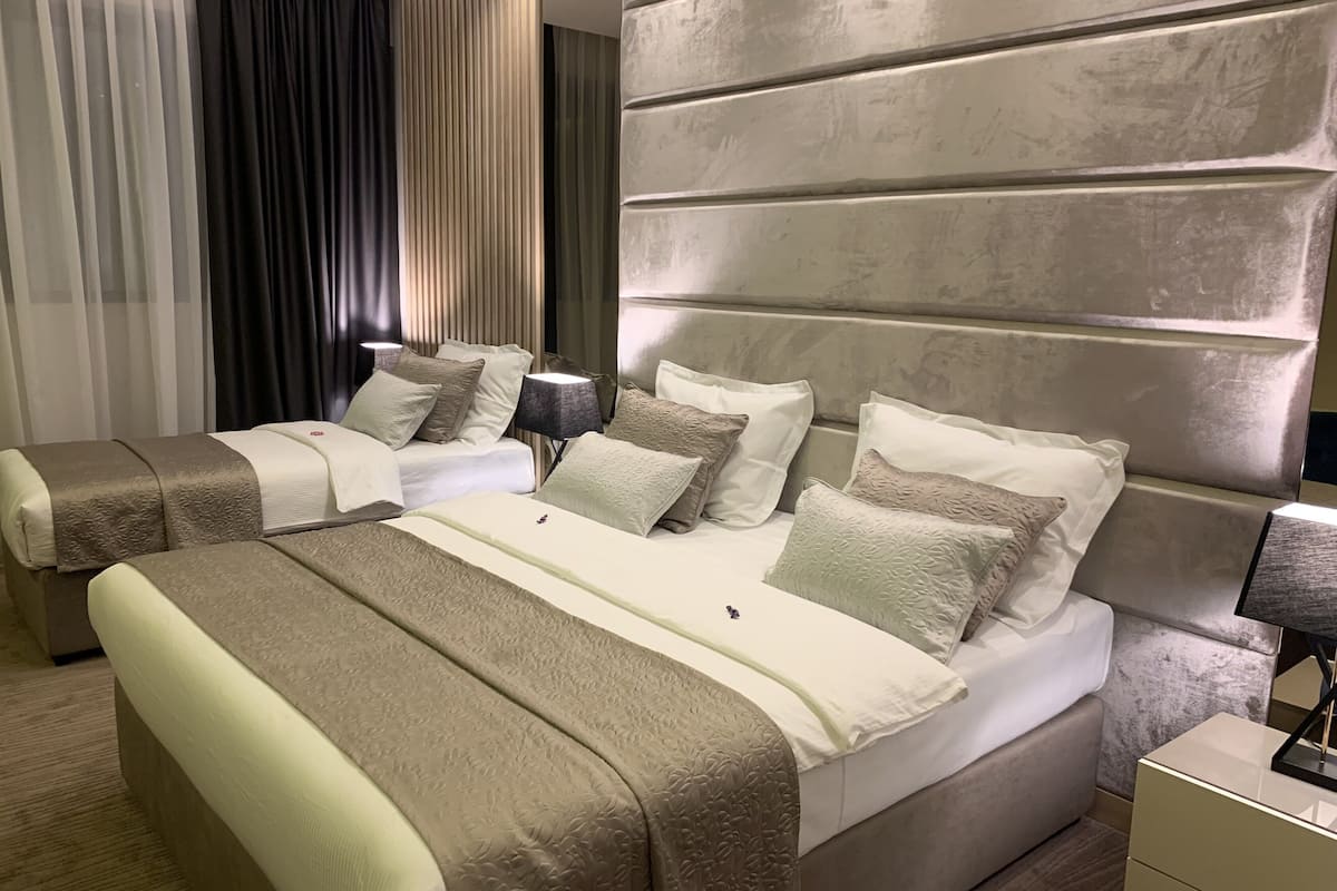 triple room | desk, soundproofing, iron/ironing board, free cots/infant beds