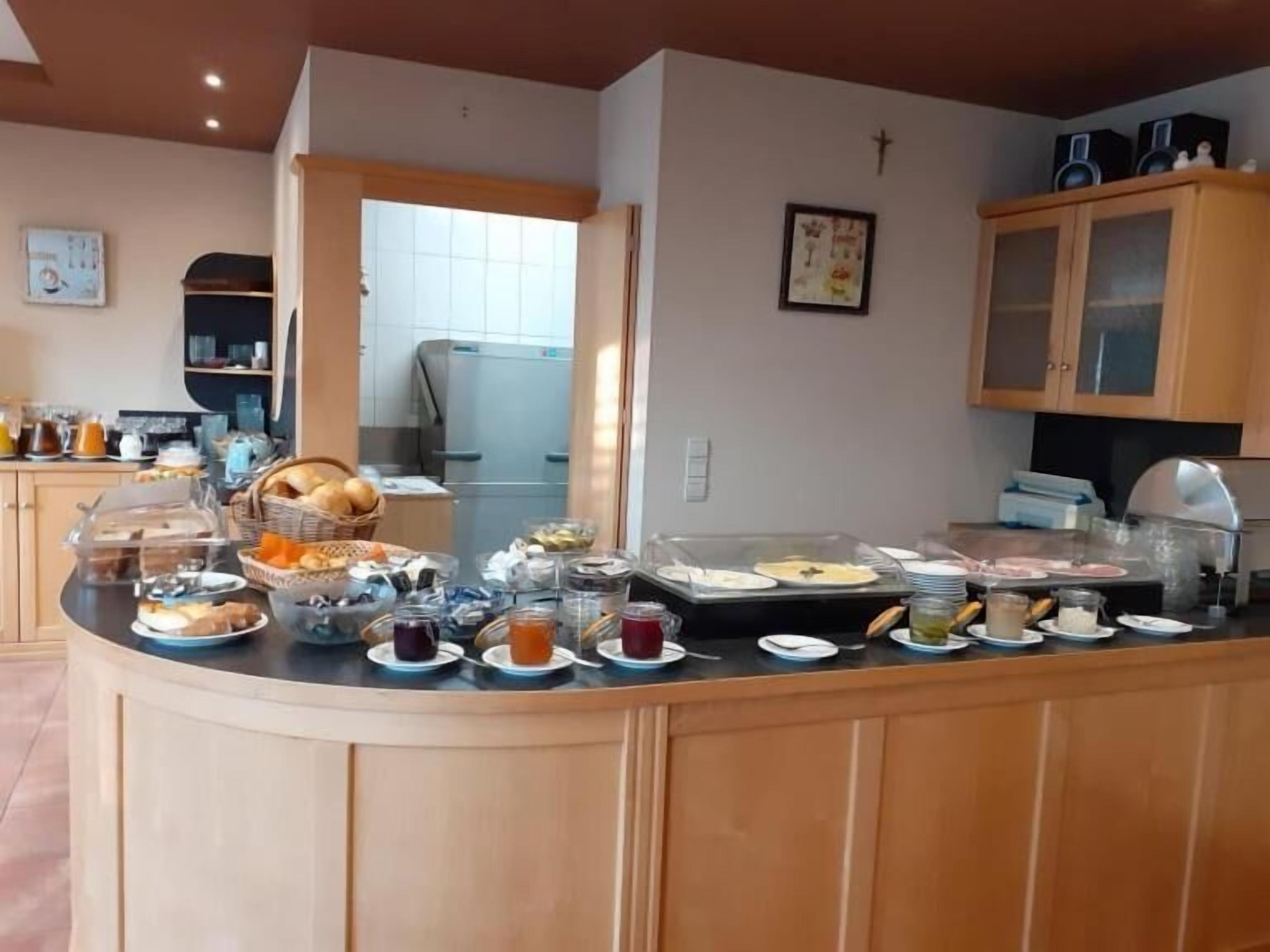 Un ricco buffet della colazione con diversi cibi e bevande.