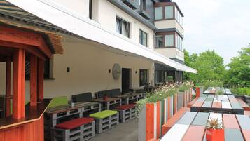 Der serveres frokost, aftensmad og lokale retter