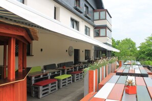 Déjeuner et dîner servis sur place, spécialités Cuisine locale