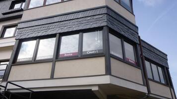 Un edificio con varias ventanas que exhiben los nombres