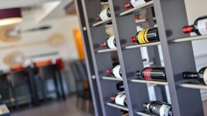 Una estantería para vinos con varias botellas en un ambiente interior moderno.