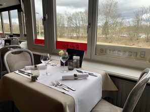 Déjeuner et dîner servis sur place, spécialités Cuisine locale