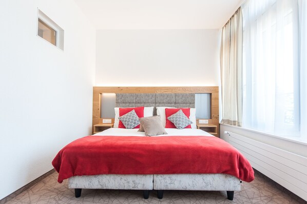 Habitación doble | Decoración personalizada, muebles diferentes y escritorio 