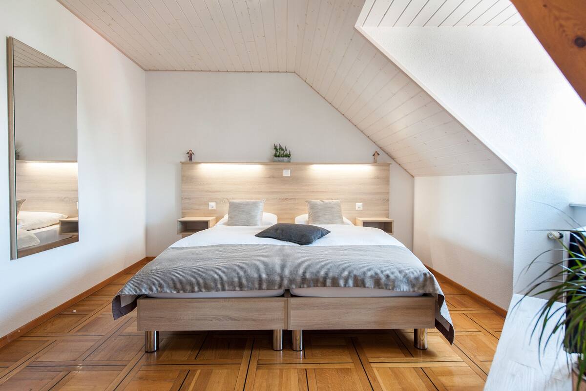 Deluxe Quadruple Room | Desk, soundproofing, iron/ironing board (on request), WiFi (free)