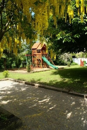 Children's play area - outdoor - Hotel Restaurant L'Acacia (Marly)