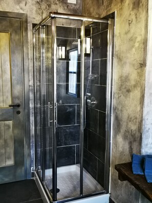 Design driepersoonskamer | Badkamer | Een douche, een regendouche, gratis toiletartikelen, een haardroger