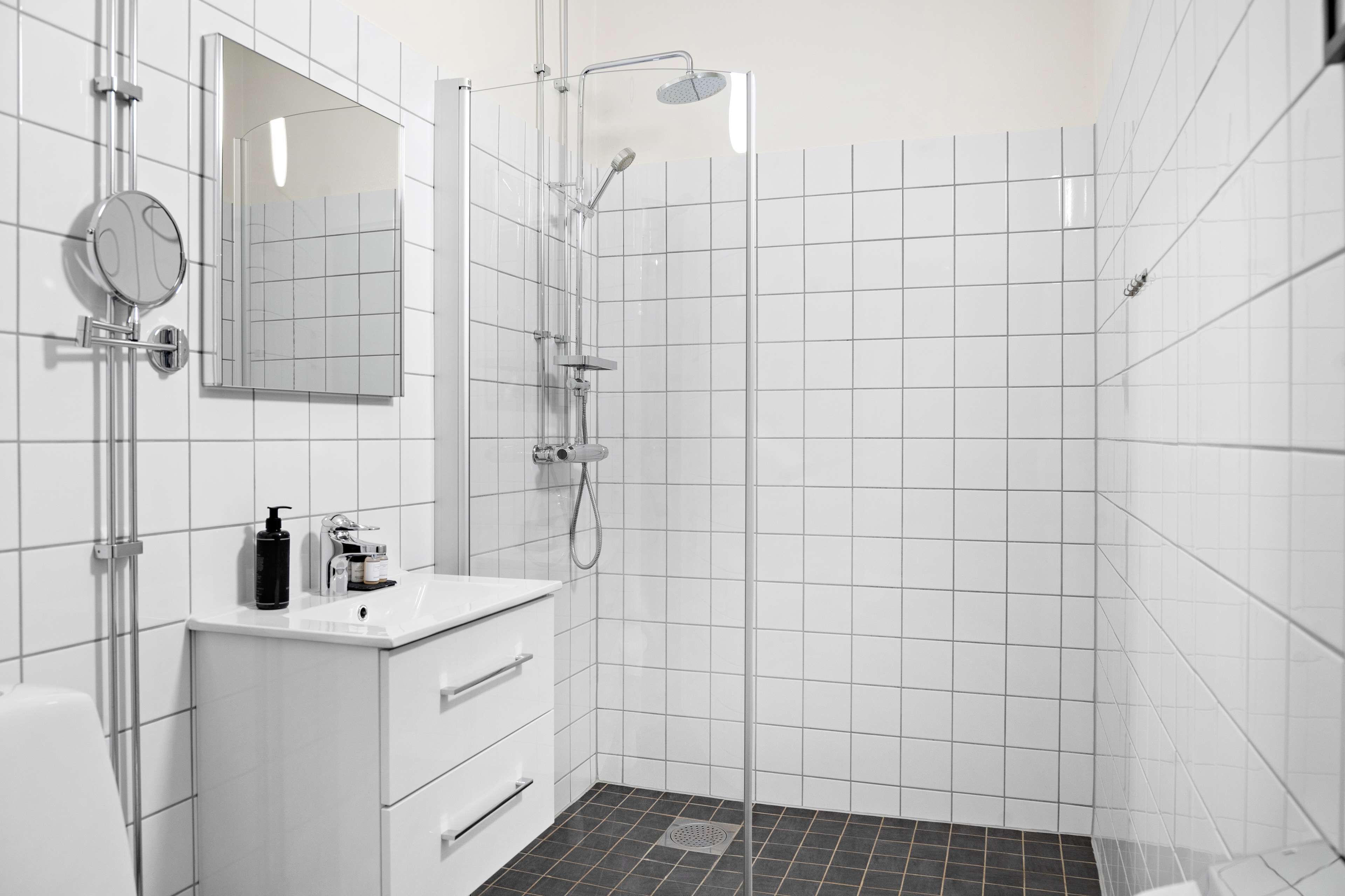 deluxe room, 1 queen bed, non smoking | bathroom | shower, free toiletries, hair dryer, towels