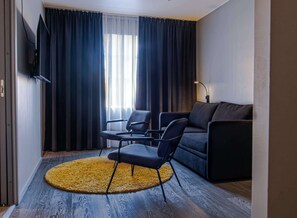 エグゼクティブ スイート キングベッド 1 台 禁煙 サウナ (with Sofabed) | 客室ごとに異なる装飾、客室ごとに異なるインテリア、デスク、遮光カーテン