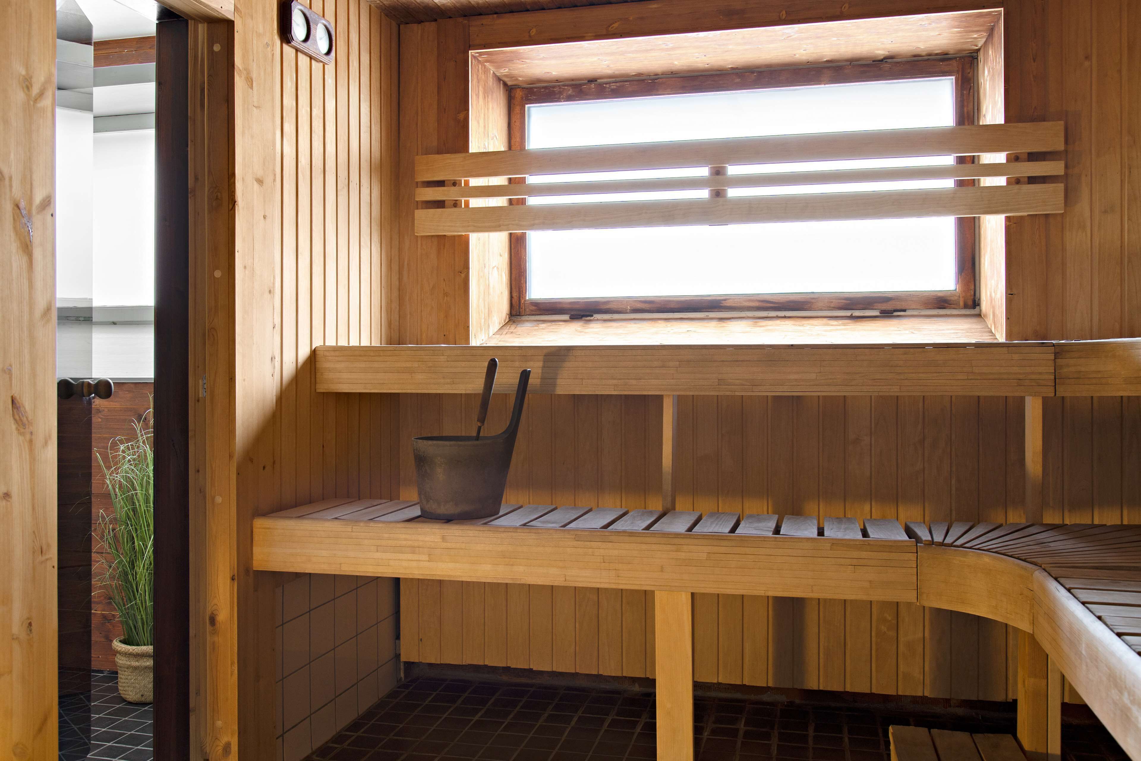 Sauna, jossa on puiset lauteet ja ikkuna.