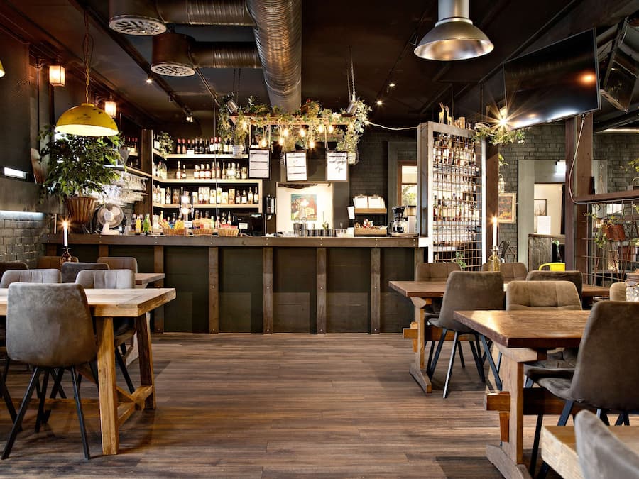 2 restaurants, breakfast, lunch, dinner served; international cuisine