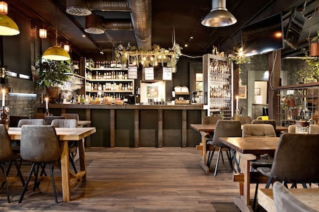 2 restaurants, breakfast, lunch, dinner served; international cuisine