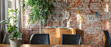 Free buffet breakfast on weekdays