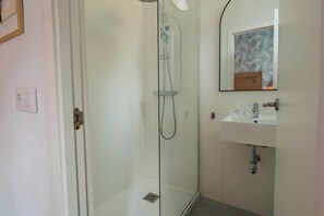 Economy Double Room | Bathroom | Free toiletries, towels, soap, shampoo - Hostal La Muralla (Seville)