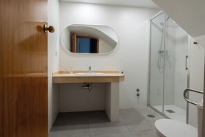 Double Room | 16 bedrooms, down comforters, blackout drapes, iron/ironing board - Hostal La Muralla (Seville)