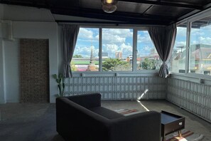 Minibar, decoración personalizada, muebles diferentes y escritorio 